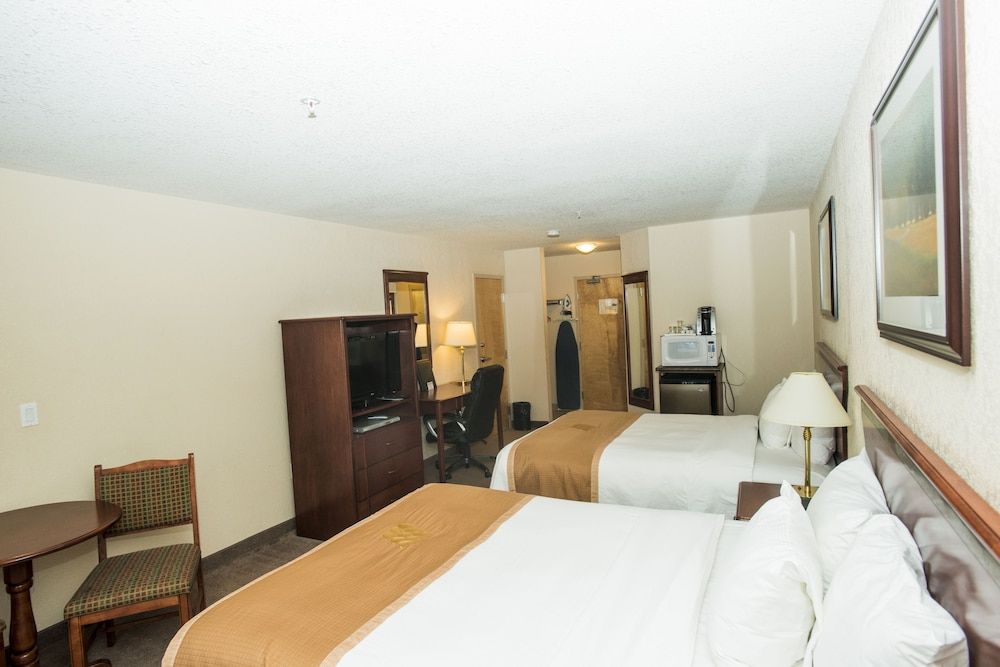 Lakeview Inns & Suites - Chetwynd Superior Double Room Single Use, 2 Queen Beds 3