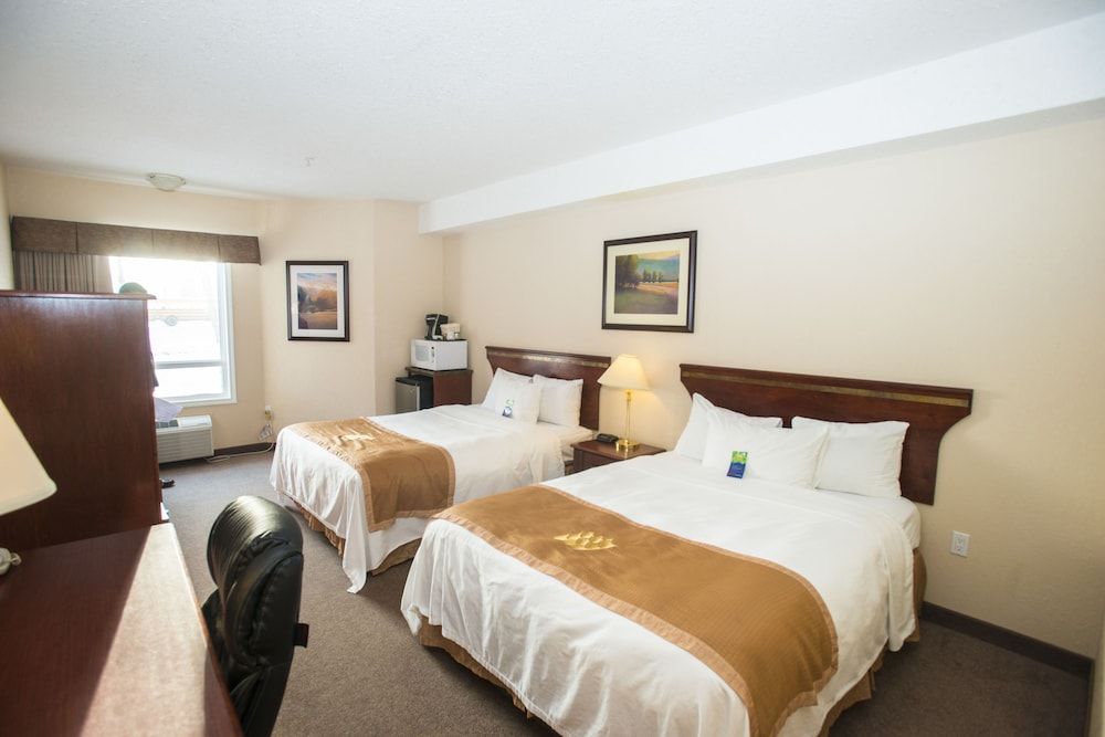Lakeview Inns & Suites - Chetwynd Deluxe Double Room Single Use, 2 Queen Beds, Kitchenette 2