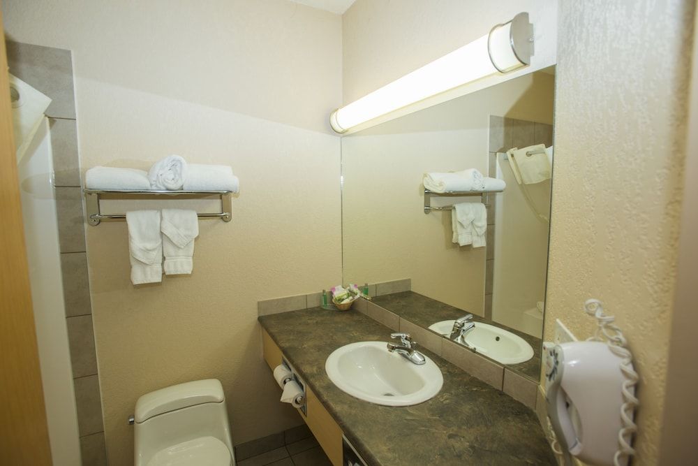 Lakeview Inns & Suites - Chetwynd Deluxe Double Room Single Use, 2 Queen Beds, Kitchenette 7