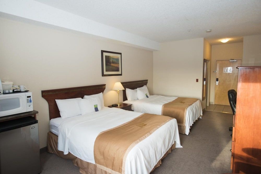 Lakeview Inns & Suites - Chetwynd Deluxe Double Room Single Use, 2 Queen Beds, Kitchenette 5