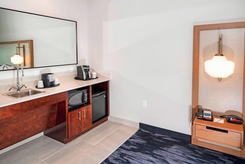 Fairfield Inn & Suites by Marriott Ottawa Airport Room, 1 King Bed with Sofa bed 4