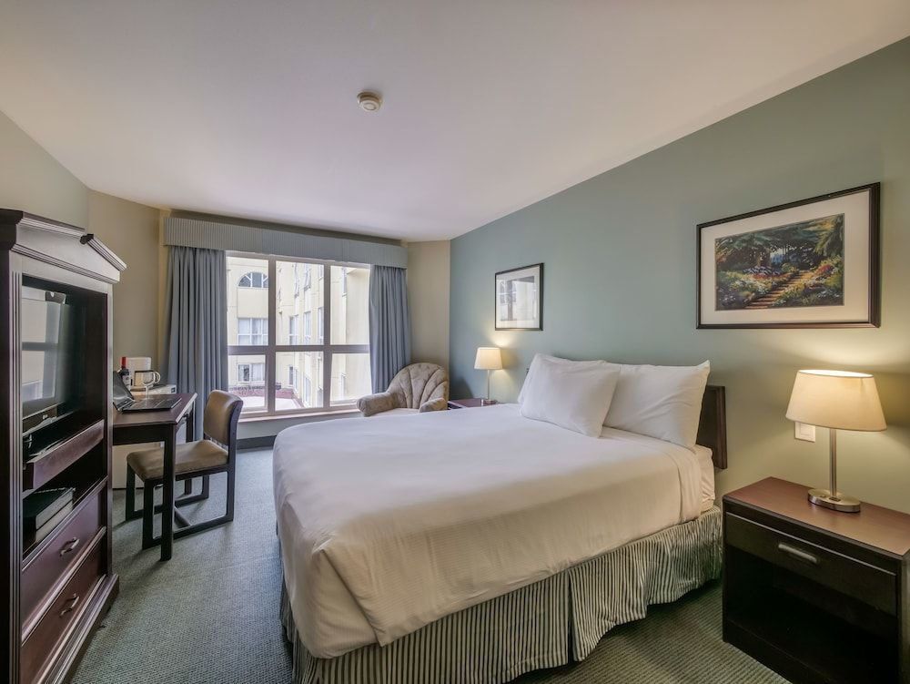 Harrison Lake Hotel Standard Room, 1 Queen Bed