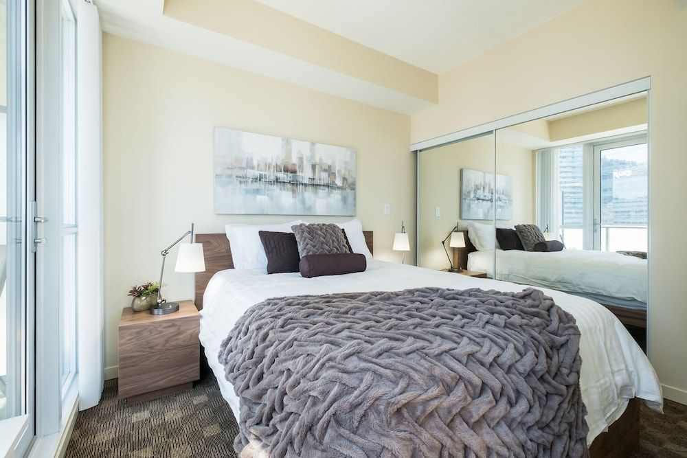 QuickStay - Premium 2bdrm Downtown Condo Premium Condo, 2 Bedrooms, Balcony, City View 3