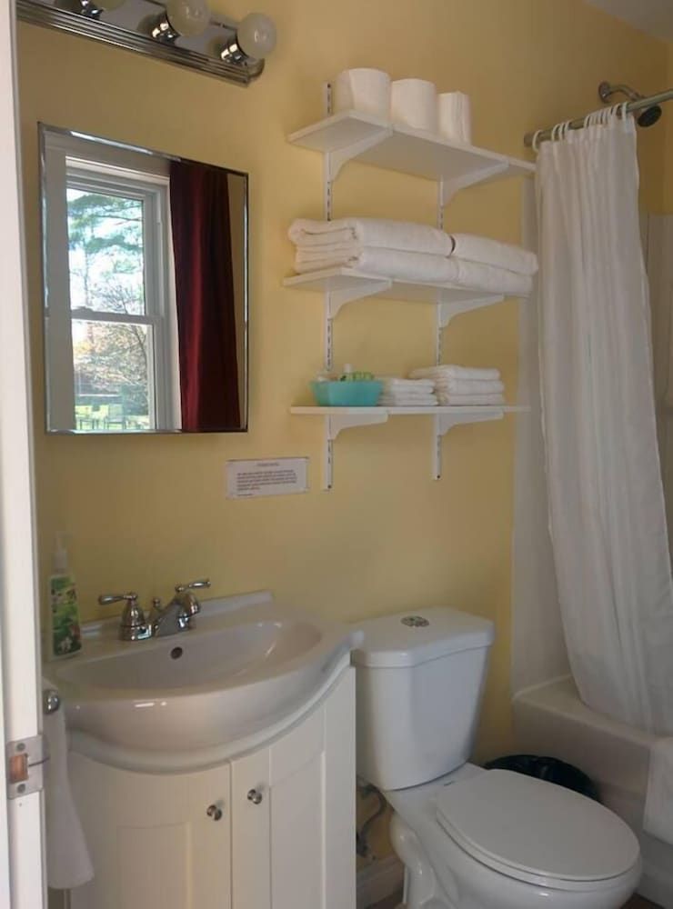Standard Room, 1 Queen Bed (Room 5)