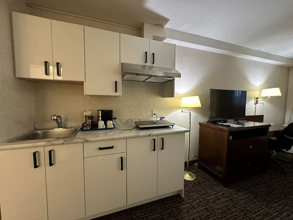 Coast Fort St. John Hotel Room, 1 Queen Bed, Kitchenette 2