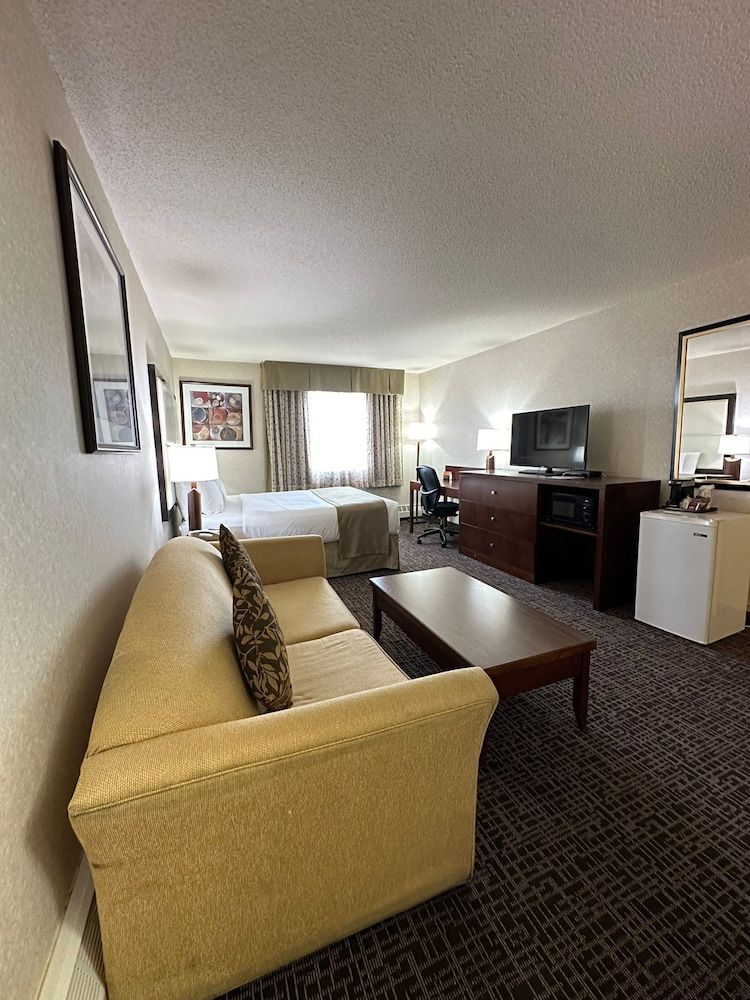 Coast Fort St. John Hotel Room, 1 Queen Bed 4