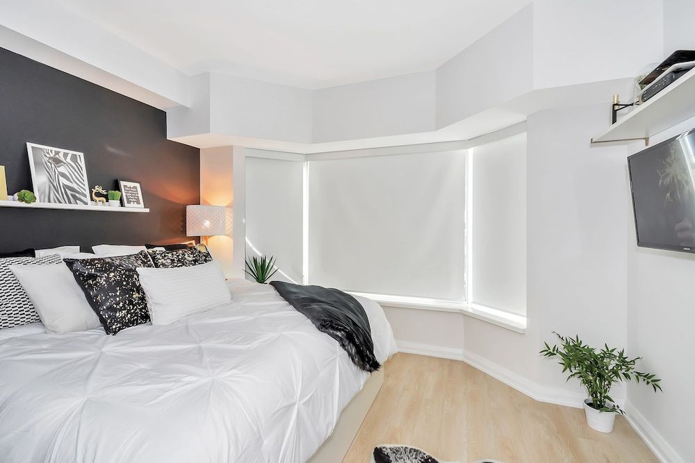 QuickStay Yorkville Condo - Yonge & Bloor Premium Condo, 2 Bedrooms, Ensuite, City View 8
