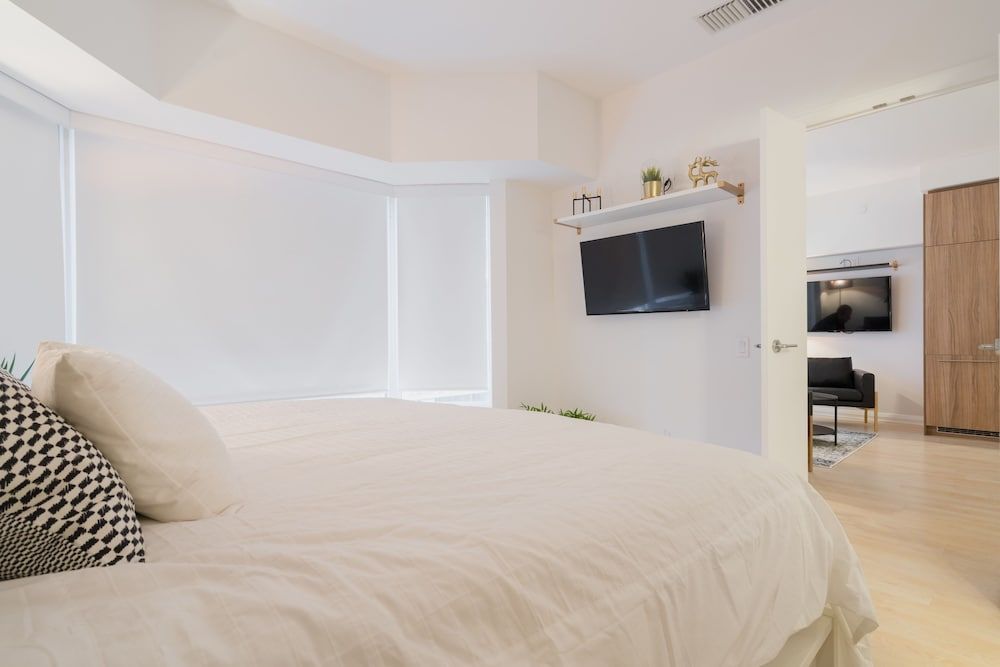 QuickStay Yorkville Condo - Yonge & Bloor Premium Condo, 2 Bedrooms, Ensuite, City View 4