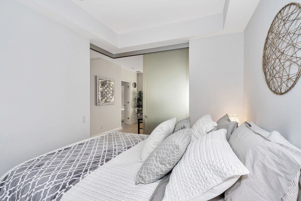 QuickStay Yorkville Condo - Yonge & Bloor Premium Condo, 2 Bedrooms, Ensuite, City View 9