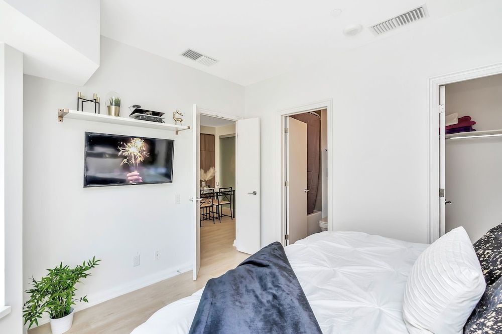 QuickStay Yorkville Condo - Yonge & Bloor Premium Condo, 2 Bedrooms, Ensuite, City View 16