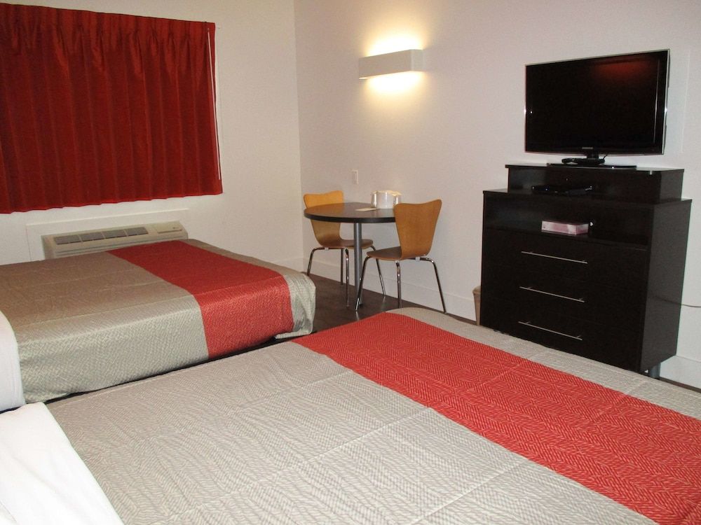 Motel 6 Moncton, NB Deluxe Room, 2 Queen Beds, Non Smoking, Refrigerator 5