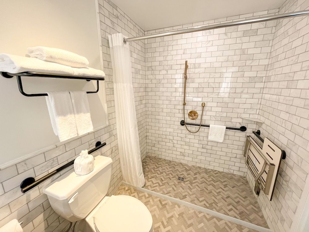 EXchange Hotel Vancouver Deluxe Queen Accessible 3