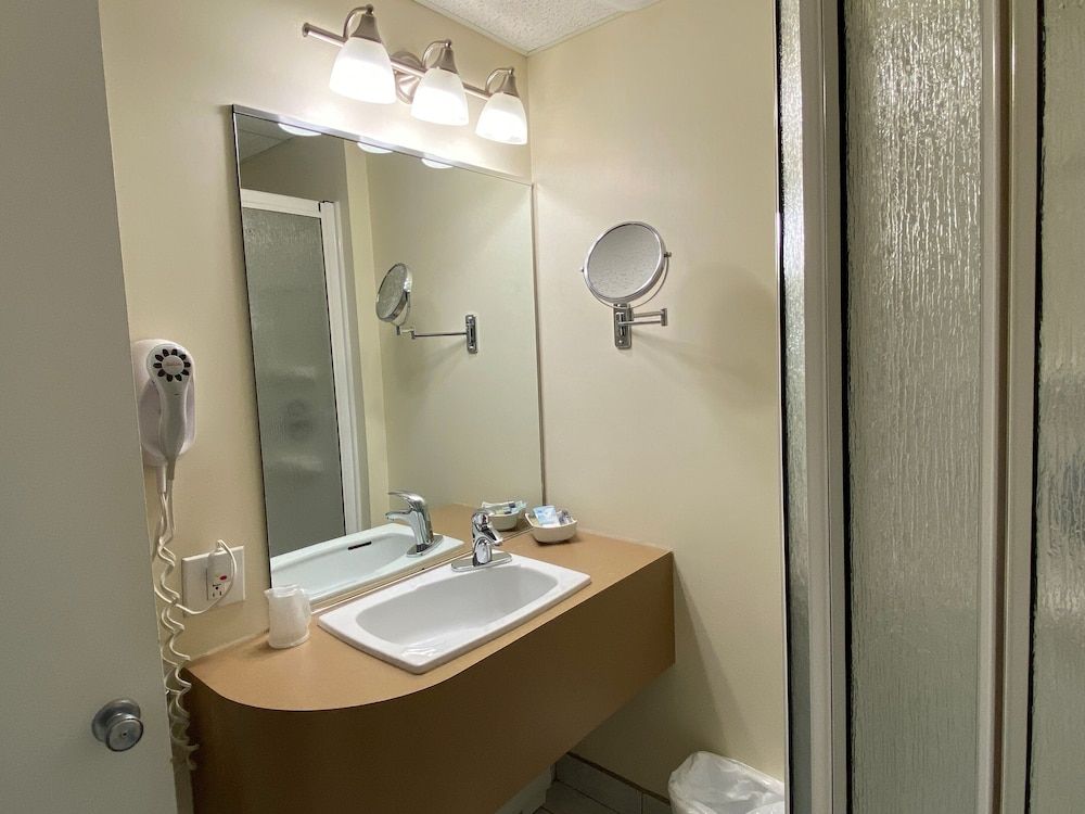 Hôtel Centre-Ville Economy Twin Room, 2 Twin Beds 5