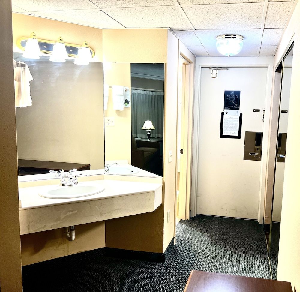 Hotel Mead Resorts & Conventions Center Family Studio Suite, Multiple Beds 5