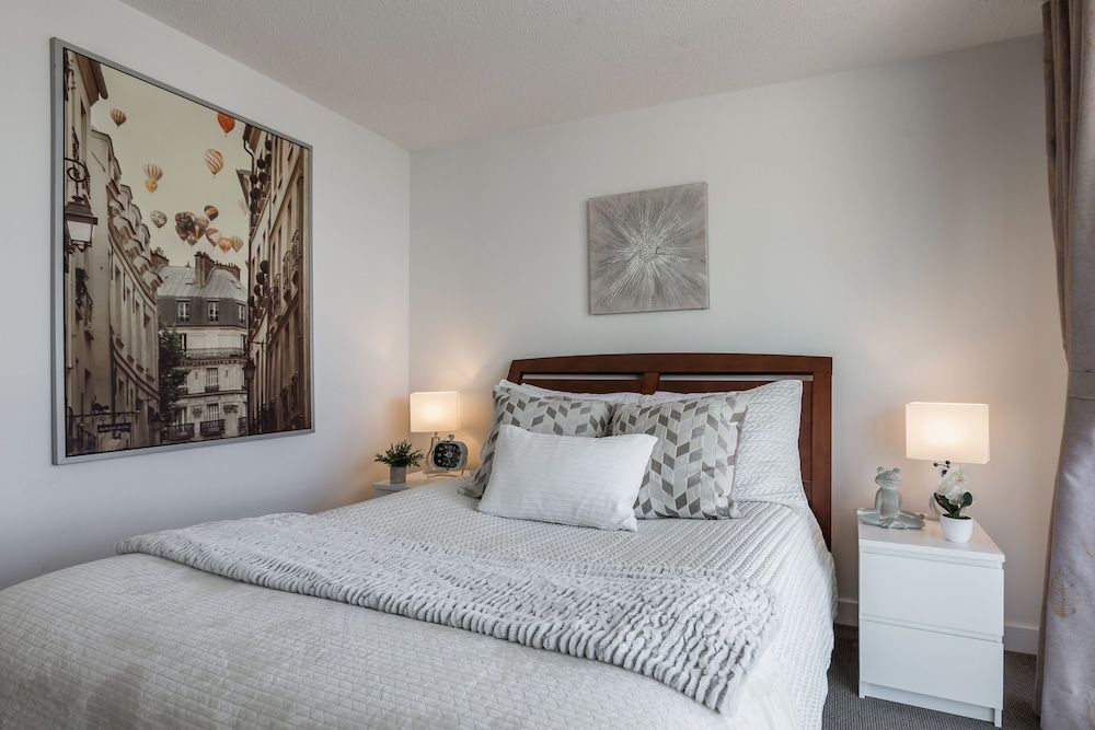 QuickStay - Premium 2-Bedroom with CN Tower & Lake Views Superior Condo, 2 Bedrooms, Balcony, Lake View 2