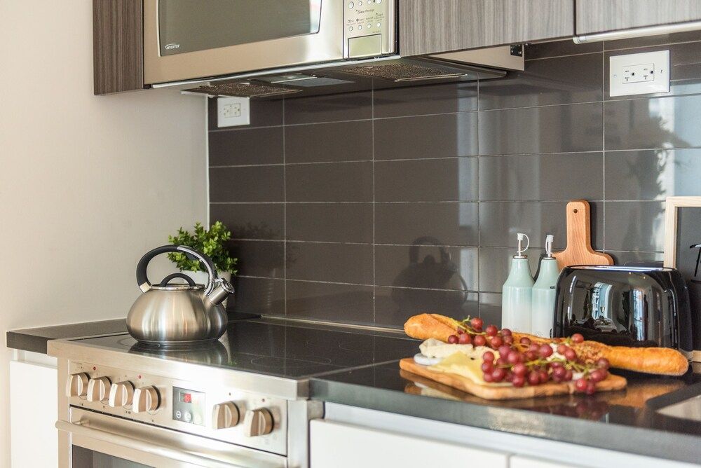 QuickStay - Premium 2-Bedroom with CN Tower & Lake Views Fresh & Stylish Downtown Condo 23