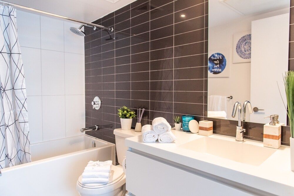 QuickStay - Premium 2-Bedroom with CN Tower & Lake Views Fresh & Stylish Downtown Condo 39