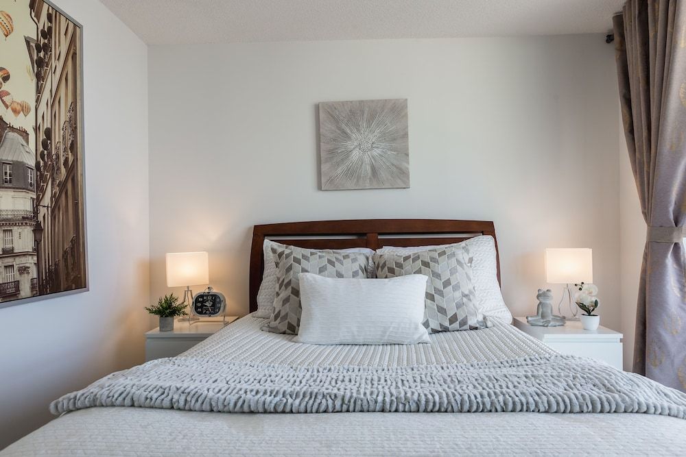 QuickStay - Premium 2-Bedroom with CN Tower & Lake Views Superior Condo, 2 Bedrooms, Balcony, Lake View 9