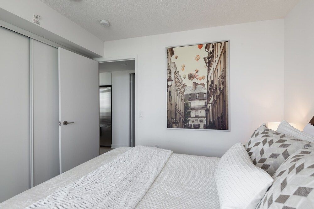 QuickStay - Premium 2-Bedroom with CN Tower & Lake Views Superior Condo, 2 Bedrooms, Balcony, Lake View 7