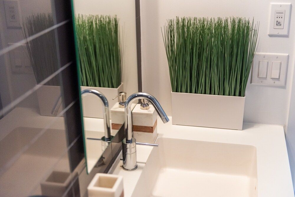 QuickStay - Premium 2-Bedroom with CN Tower & Lake Views Fresh & Stylish Downtown Condo 42