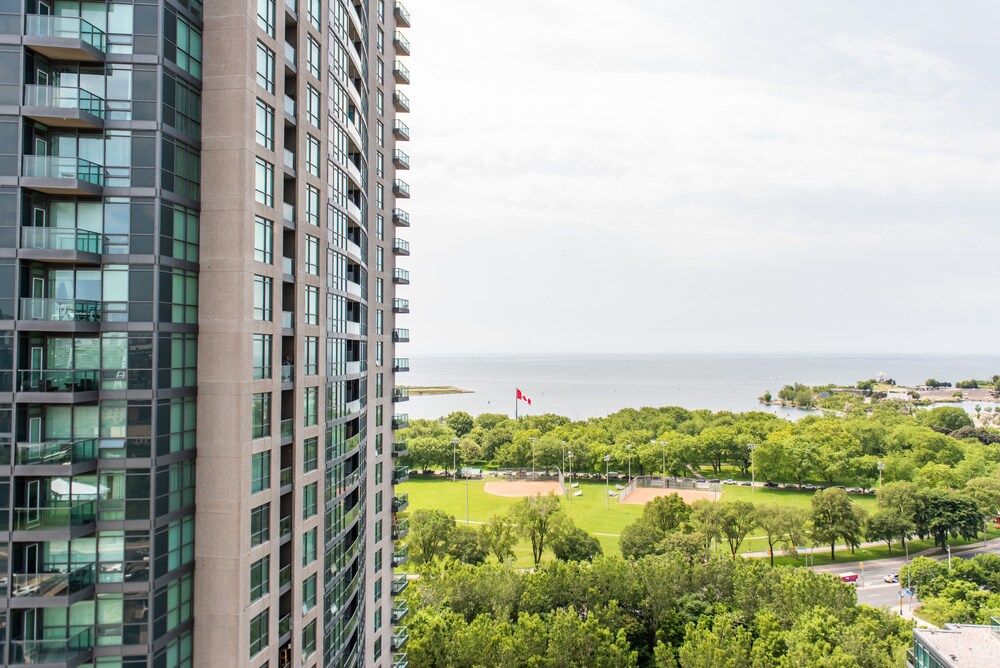 QuickStay CN Tower View Condo in Fort York Executive Apartment, 2 Bedrooms 44