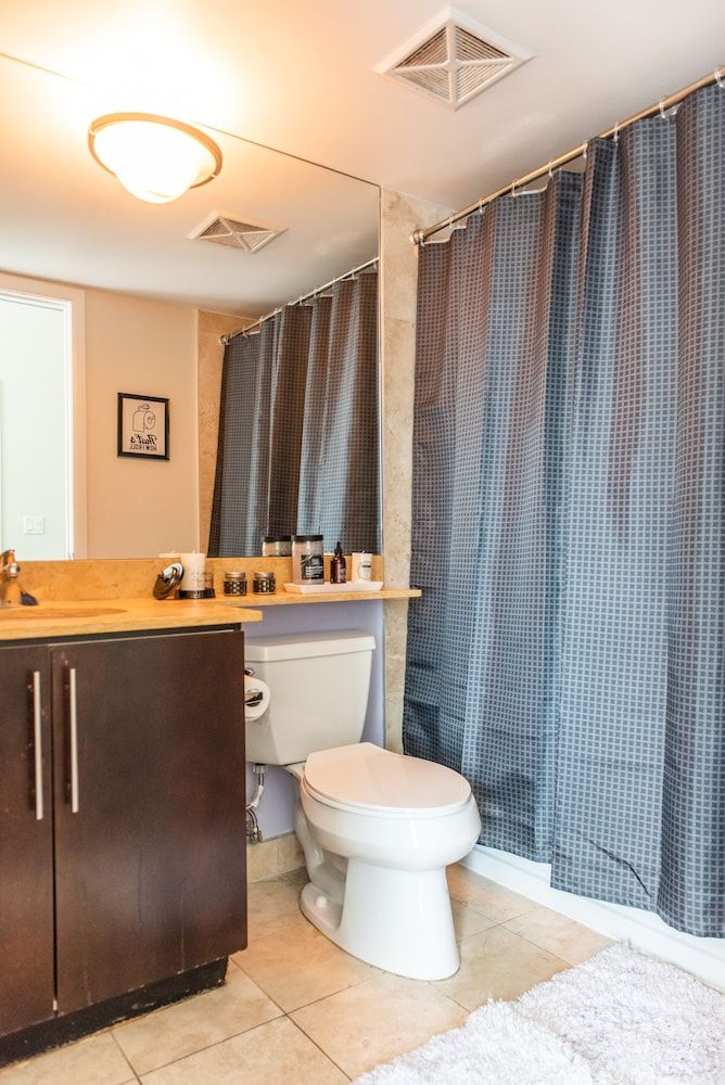 QuickStay CN Tower View Condo in Fort York Executive Apartment, 2 Bedrooms 32