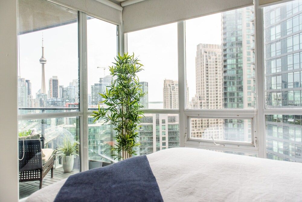QuickStay CN Tower View Condo in Fort York Executive Apartment, 2 Bedrooms 43