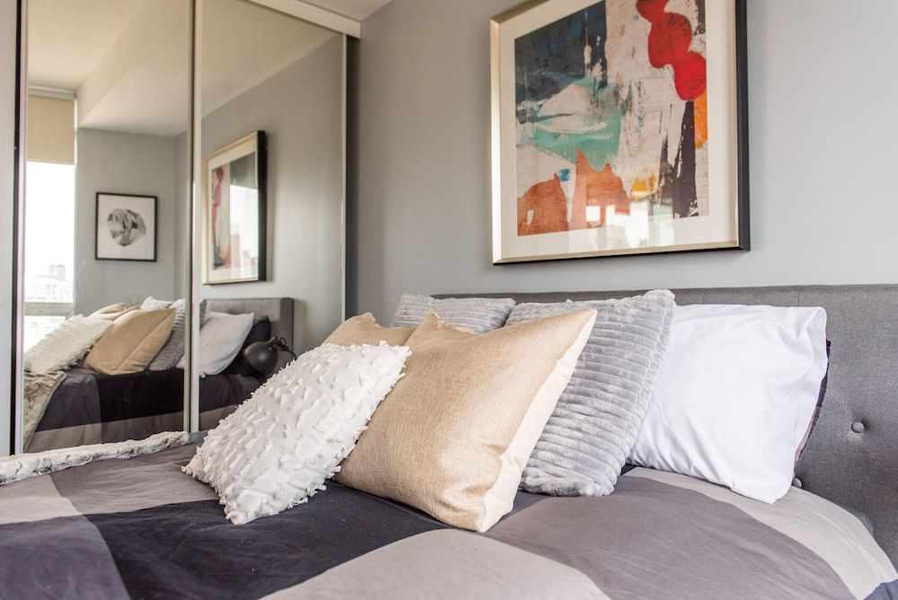 QuickStay CN Tower View Condo in Fort York Executive Apartment, 2 Bedrooms 3