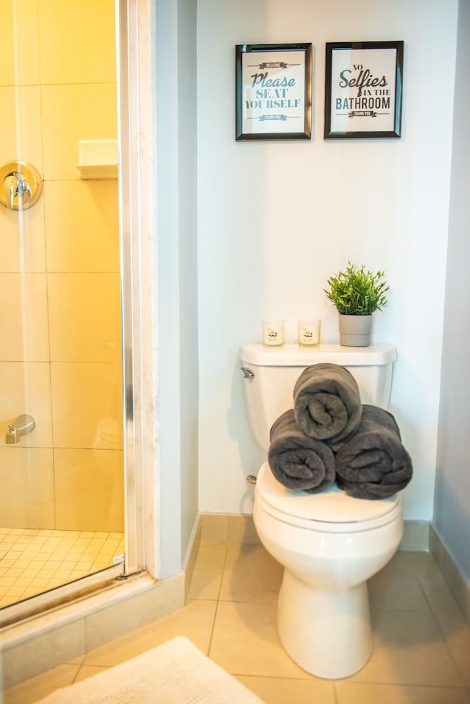 QuickStay CN Tower View Condo in Fort York Executive Apartment, 2 Bedrooms 33