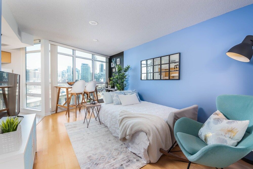 QuickStay CN Tower View Condo in Fort York Premium Studio, Kitchenette, City View 2