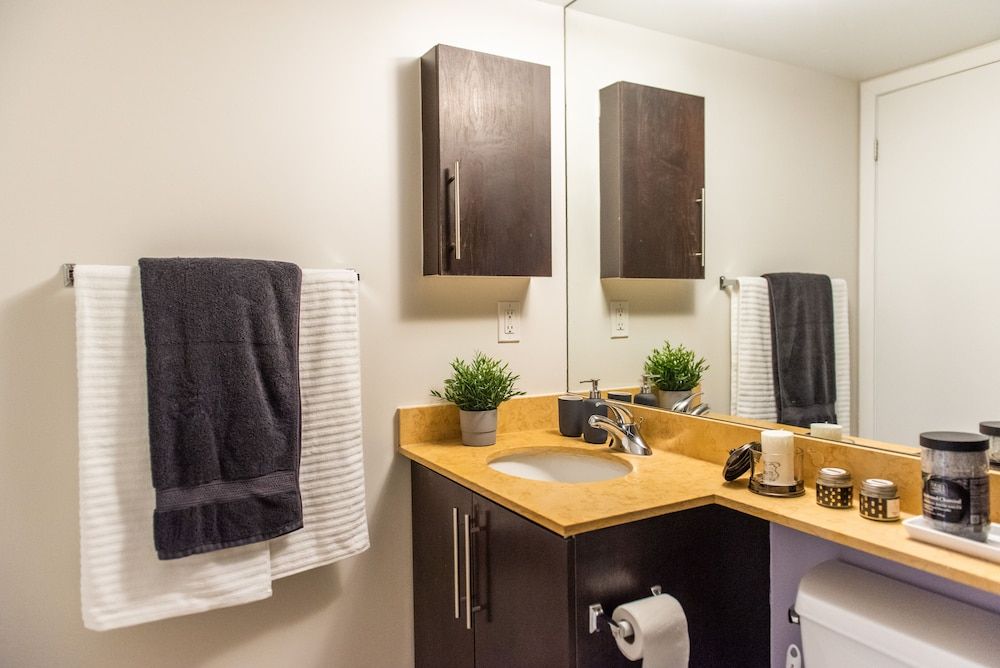 QuickStay CN Tower View Condo in Fort York Executive Apartment, 2 Bedrooms 36