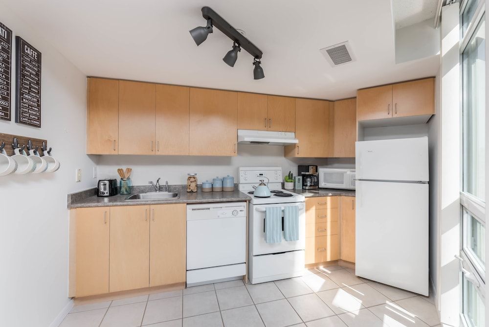 QuickStay CN Tower View Condo in Fort York Premium Studio, Kitchenette, City View 9