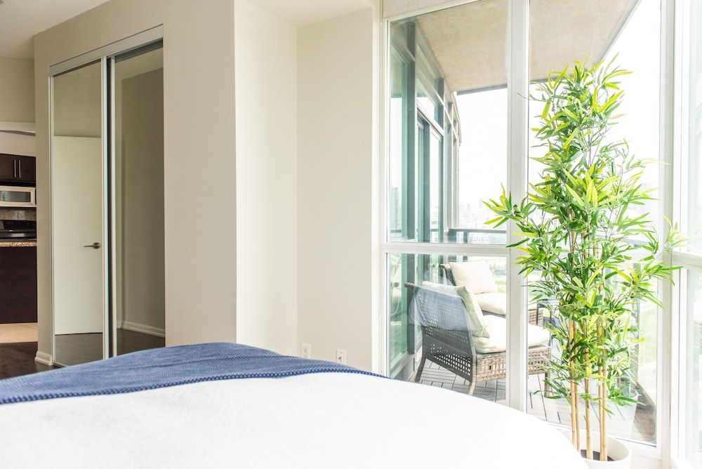 QuickStay CN Tower View Condo in Fort York Executive Apartment, 2 Bedrooms 4