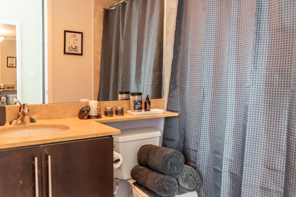 QuickStay CN Tower View Condo in Fort York Executive Apartment, 2 Bedrooms 34