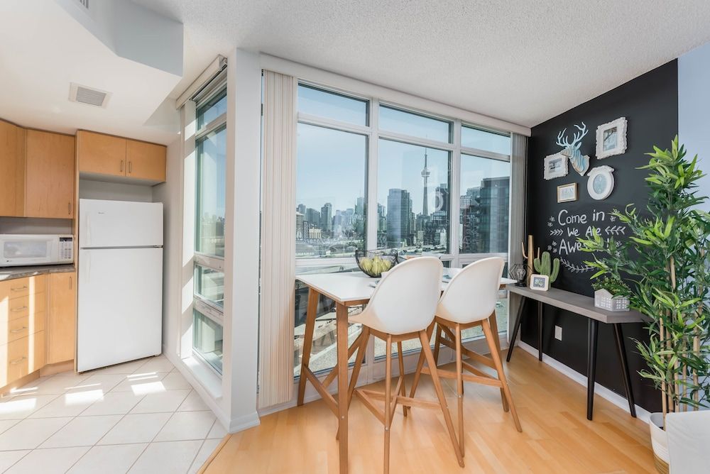 QuickStay CN Tower View Condo in Fort York Premium Studio, Kitchenette, City View 3