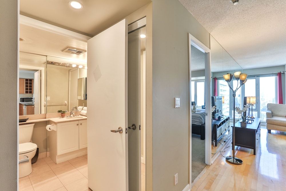 Downtown Studio in Dundas Square Design Condo, 1 Bedroom 15