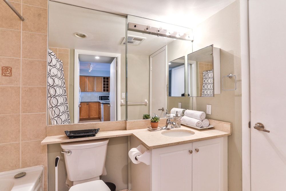 Downtown Studio in Dundas Square Design Condo, 1 Bedroom 14