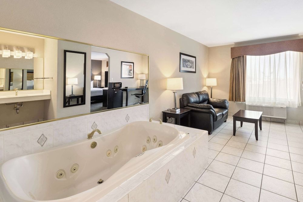 Suite, 1 King Bed, Non Smoking, Jetted Tub