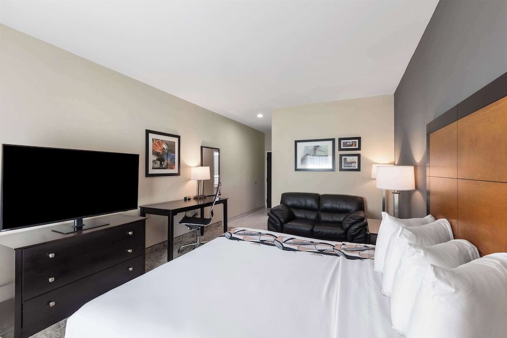 Standard Room, 1 King Bed, Accessible, Refrigerator & Microwave