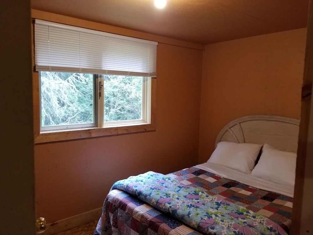 Schott’s Lake Conference & Resort Comfort Cabin, 2 Double Beds, Lake View, Lakeside 5
