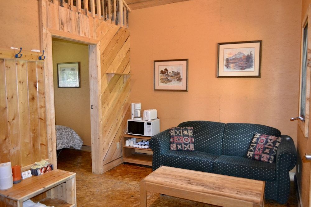 Schott’s Lake Conference & Resort Comfort Cabin, 2 Bedrooms, Refrigerator & Microwave, Garden View 2