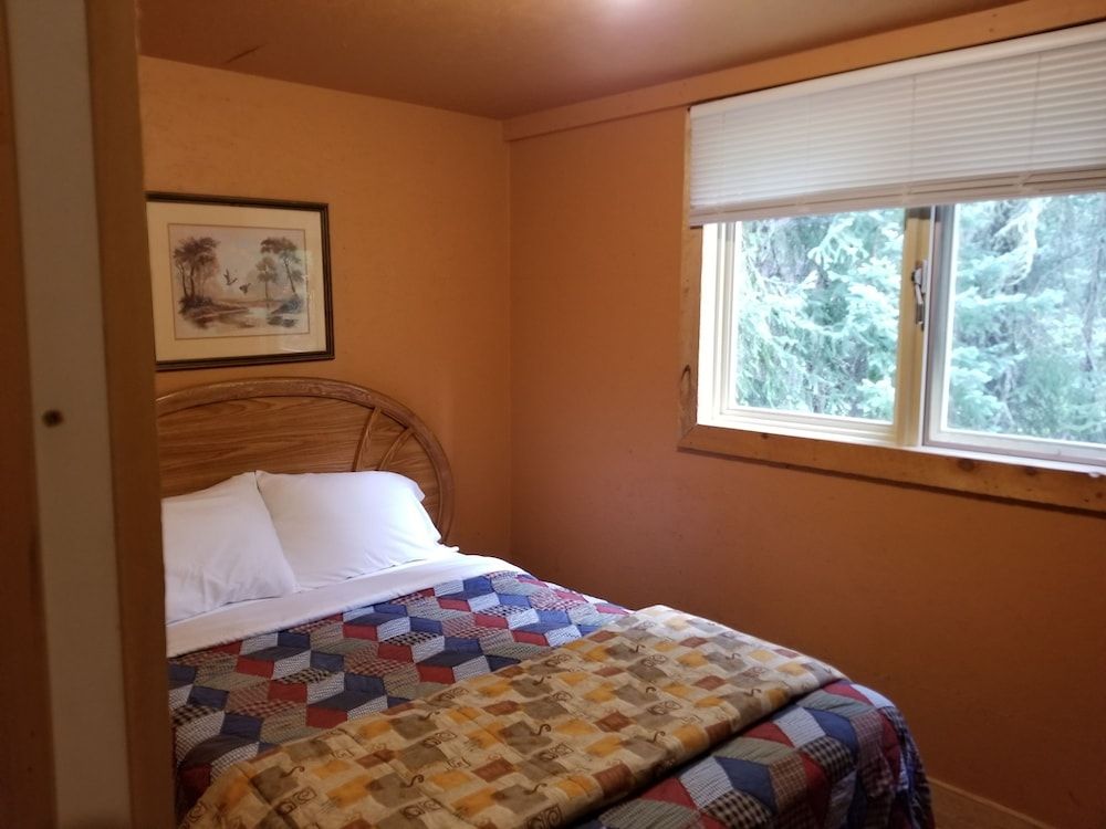 Schott’s Lake Conference & Resort Comfort Cabin, 2 Double Beds, Lake View, Lakeside 3