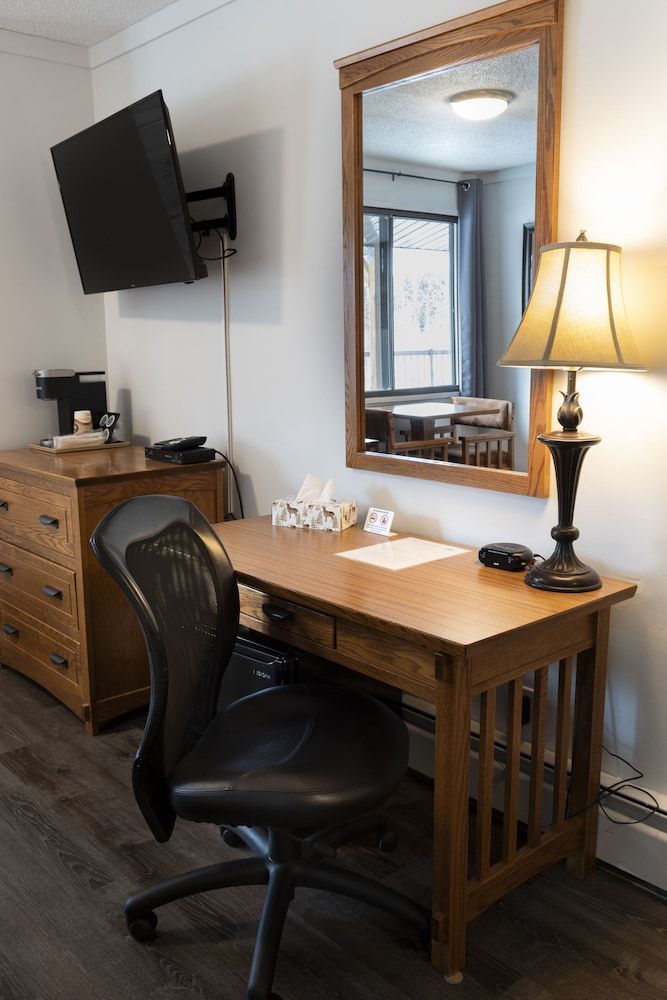 Schott’s Lake Conference & Resort Deluxe Suite, 1 Queen Bed with Sofa bed, Refrigerator 2