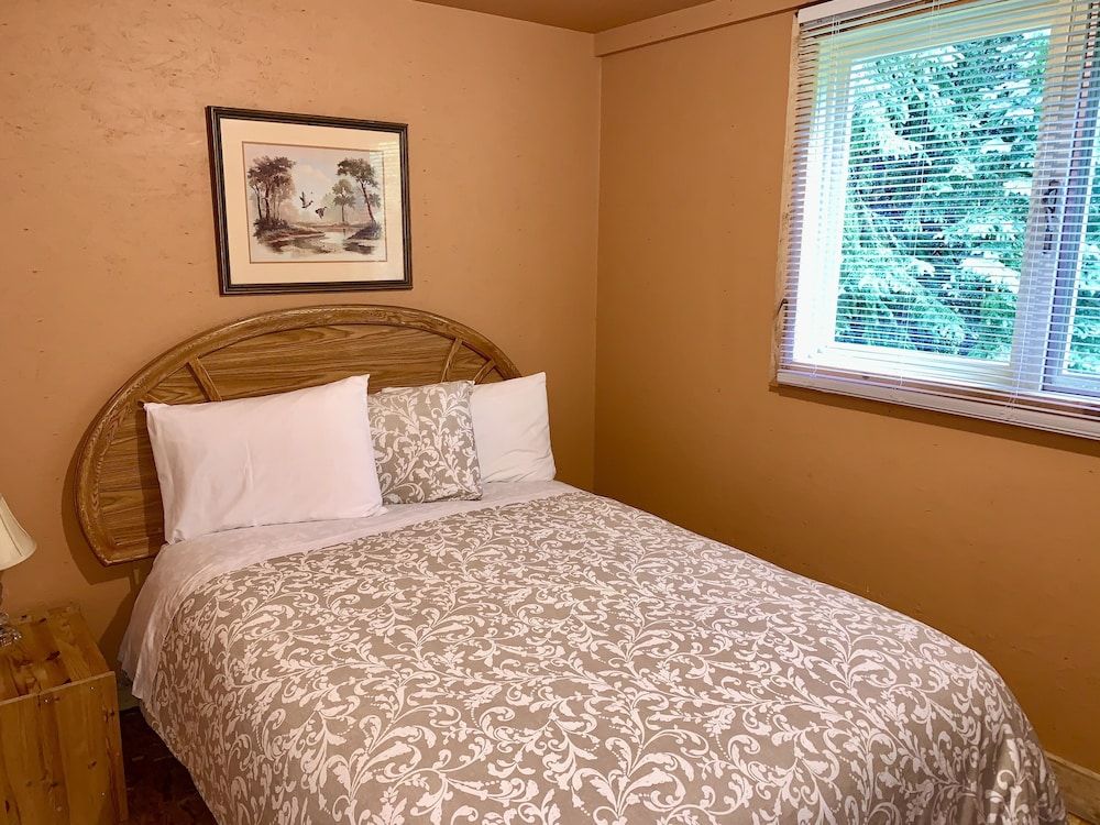 Schott’s Lake Conference & Resort Comfort Cabin, 2 Bedrooms, Refrigerator & Microwave, Garden View 3