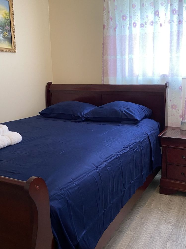 Room, 1 Queen Bed, Non Smoking, Shared Bathroom
