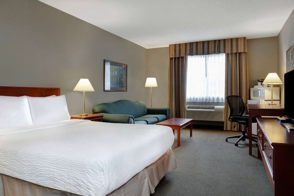 Days Inn by Wyndham Whitecourt Deluxe Room, 1 King Bed, Non Smoking 2
