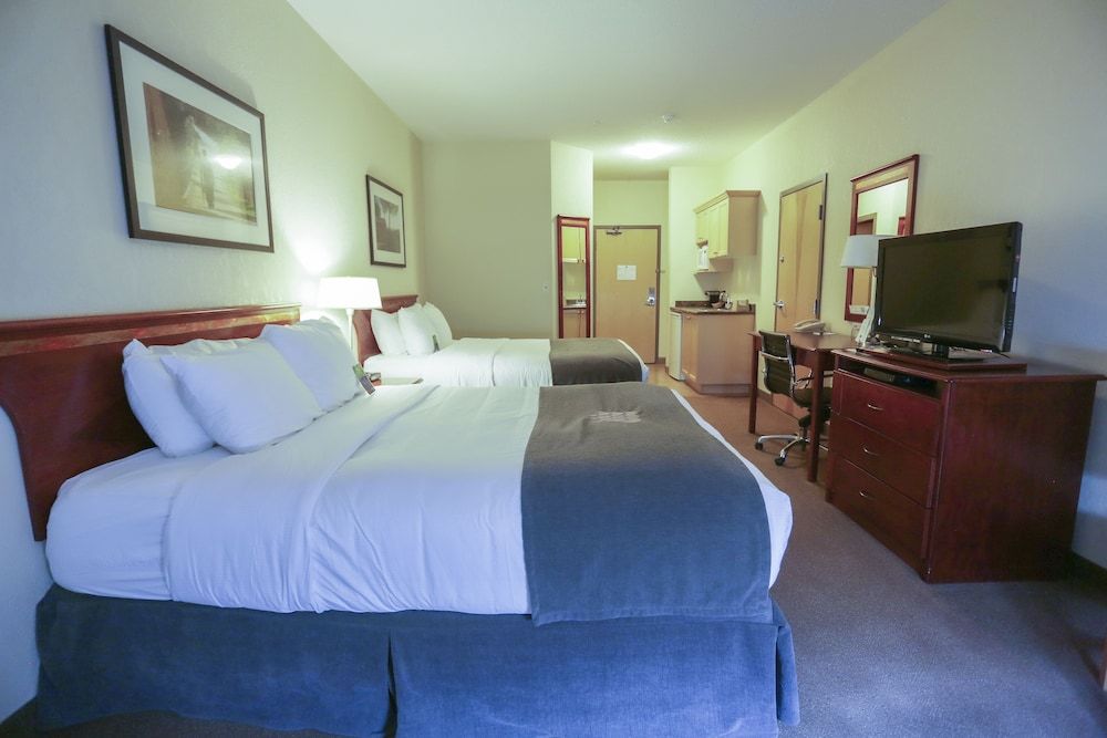 Lakeview Inns & Suites - Fort Nelson Double Room, 2 Queen Beds 4