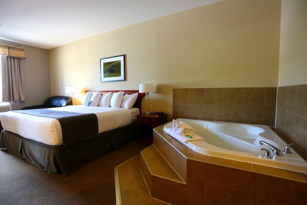 Lakeview Inns & Suites - Fort Nelson Executive Suite 4