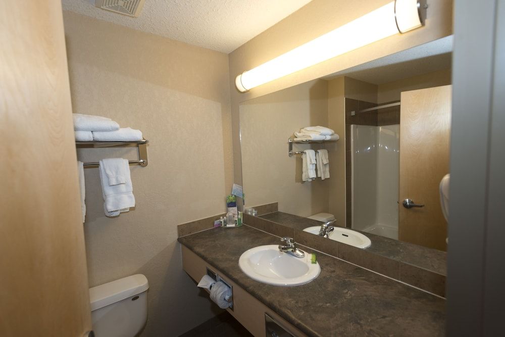 Lakeview Inns & Suites - Fort Nelson Double Room, 2 Queen Beds 11