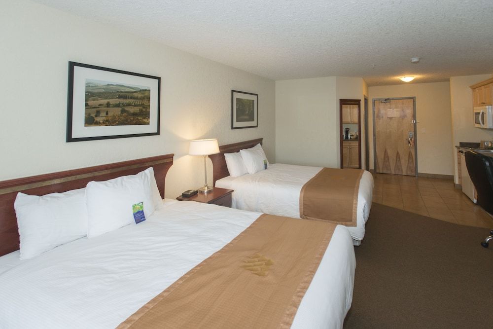 Lakeview Inns & Suites - Fort Nelson Double Room, 2 Queen Beds 6